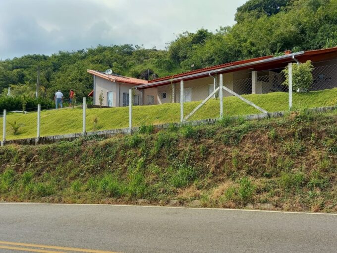 Vende-se chácara situada no bairro Lavras de cima