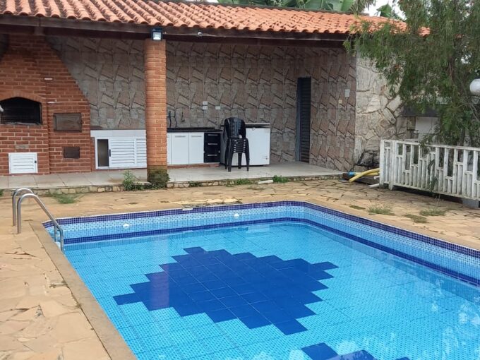 Vende-se chácara situada no bairro dos Pereiras