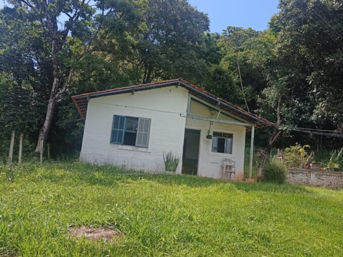 Vende-se chácara situada no bairro do Salto