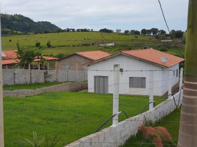 Vende-se chácara situada no bairro da Guardinha