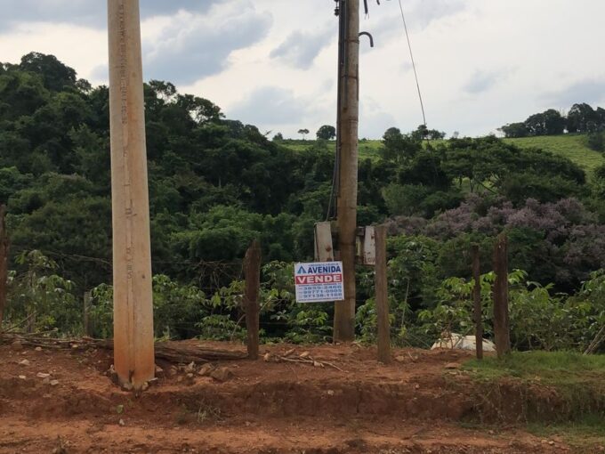 Vende-se terreno situado no bairro dos Rubins