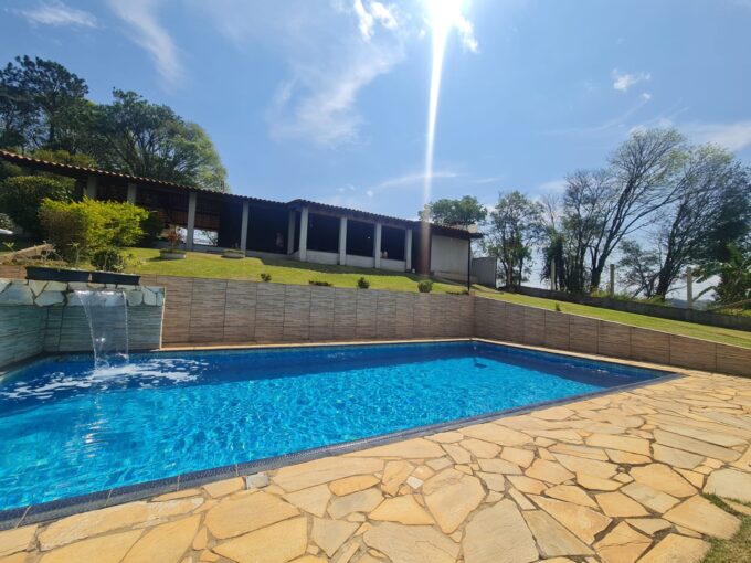 Vende-se linda chácara no Bairro dos Rubins