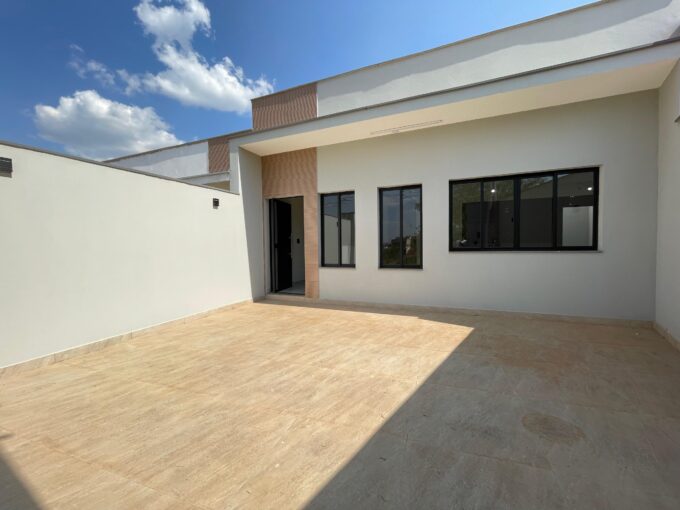 Vende-se linda casa situada no portal colonial