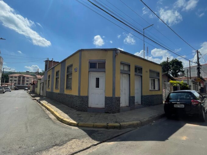 Vende-se casa situada no centro