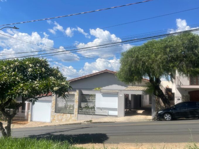 Vende-se linda casa situada no centro da cidade de Socorro-SP