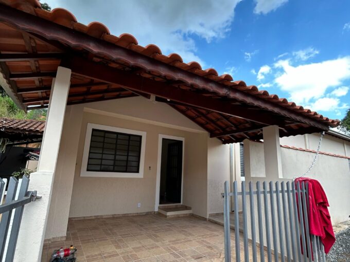 Vende-se casa situada no centro/abadia em Socorro/Sp