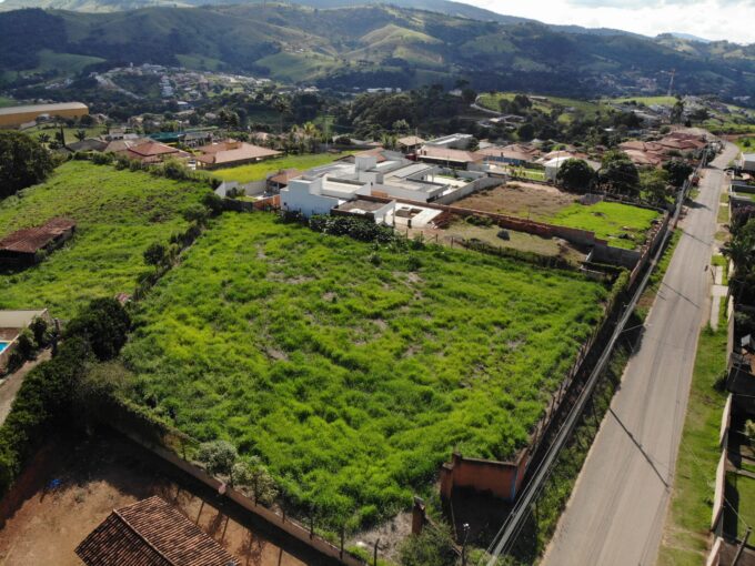 Vende-se terreno situado no bairro dos Pereiras