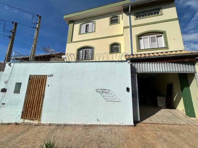 Vende-se casa localizada no Bruna Maria