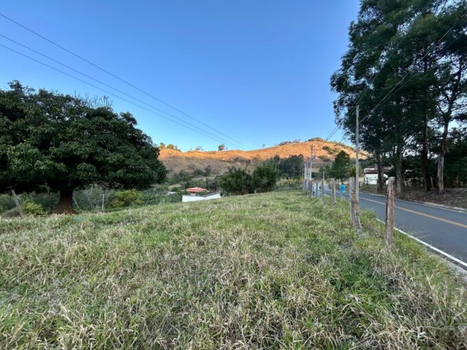 Vende-se terreno situado no Oratorio de cima