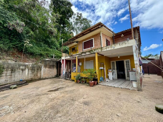 Vende-se Sobrado localizado nos Nogueiras