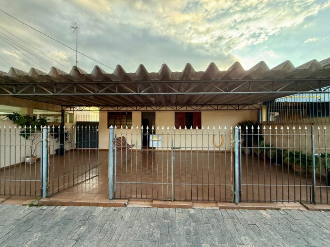 Vende-se casa localizada na Abadia