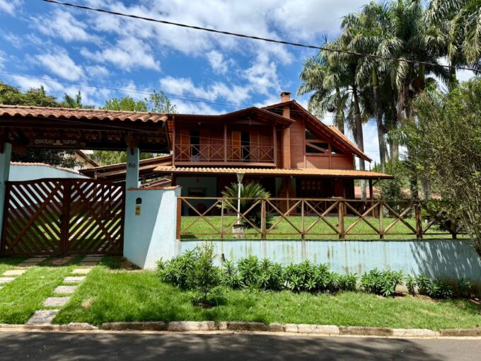 Vende-se chácara de alto padrão no recanto do bosque