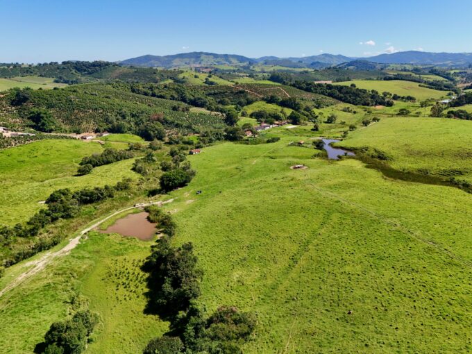 Vende-se Fazenda divisa ao bairro dos Cardosos