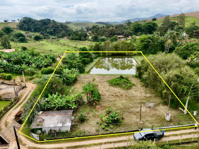 Vende-se terreno com tanque localizado no bairro barão de ibitinga