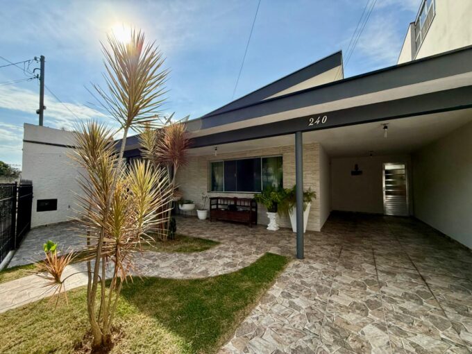 Vende-se casa localizada no centro da cidade