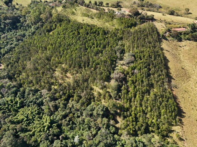 OPORTUNIDADE Á VENDA AO LADO DO CAMPO DOS SONHOS